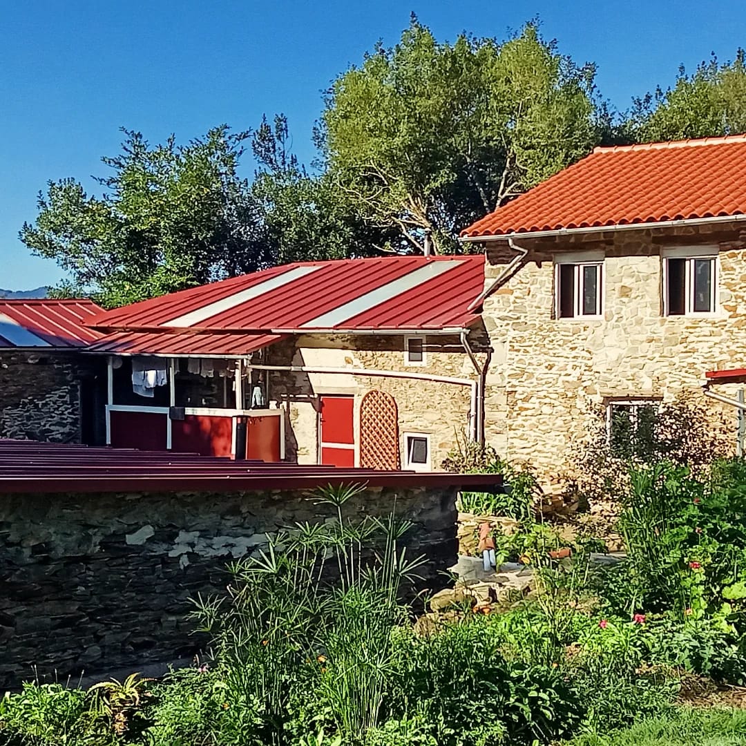 The stone house and covered terrace at Granja Santa Ana